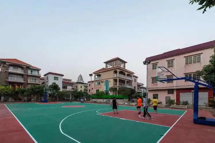 别墅门口的篮球场,是肾上腺素飙升的来源