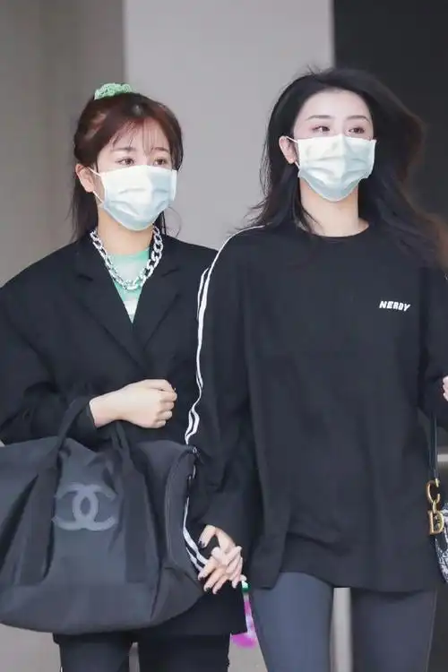 虞书欣穿甜美背带裤,手挽酷酷的赵小棠,性格迥异却美得难分胜负