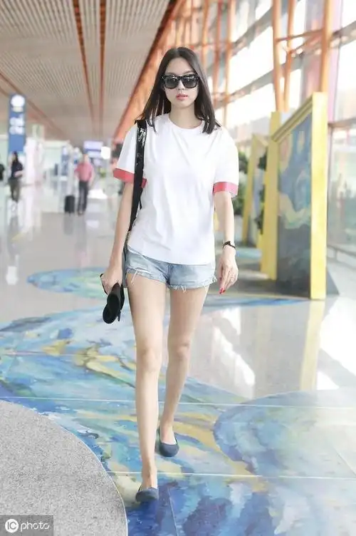 世界小姐张梓琳白t热裤现身机场122cm长腿穿平底鞋更吸睛