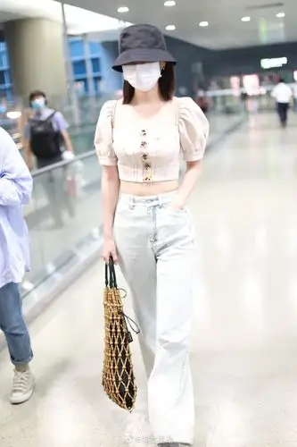 李沁居然也有小肚子