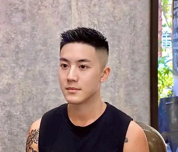 男人不管多帅,到了中年尽量少留3种"油腻发型",会让人没好感