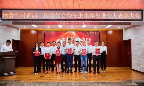 公司领导为获奖的先进个人颁奖