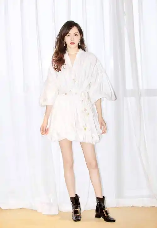 唐嫣的腿太撩人了,穿上靴子更是a到爆,最后一组搭配太让人心动_黑色