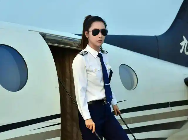 看看影视剧中又美又飒的女机长_工作_飞行_性格