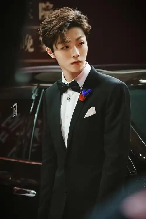 陈立农绅士优雅亮相慈善晚宴活动 与公益同行,让微笑幸福绽放