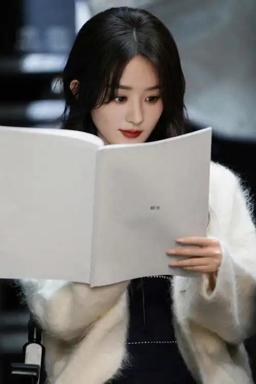 赵丽颖看剧本照##云南白药口腔健康品牌代言人赵丽颖