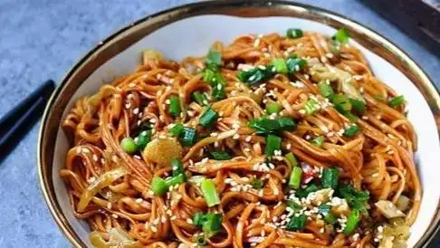 葱油拌面是一道传统小吃,以其简单,美味,深受人们的喜爱