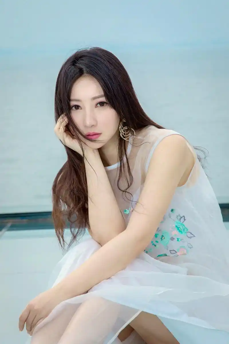 10 柳岩着白纱裙赤脚漫步 碧海云天仙气十足