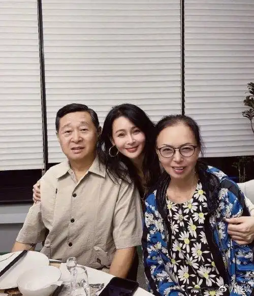 而在家里人的安排下,于明加与现在的老公胡俊相亲