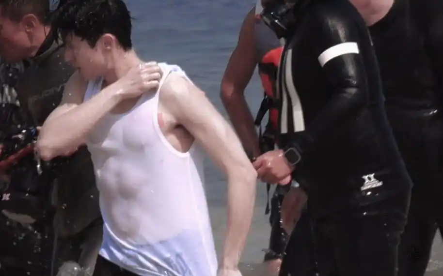 【王鹤棣腹肌完整版】棣棣衣服一脱,兄棣伙哇声尖叫一片哈哈哈