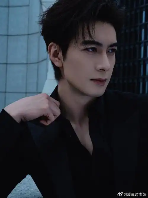 这气质真的没谁了,内娱男明星都按这个标准卷起来好吗?