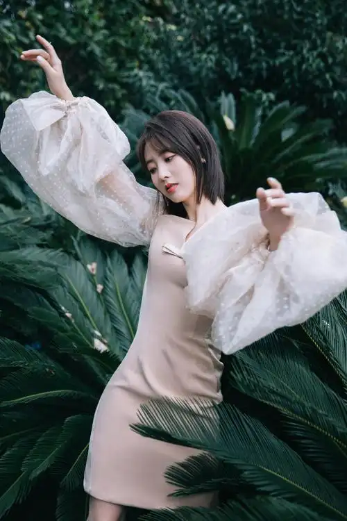 邢菲香槟泡泡袖礼裙优雅写真