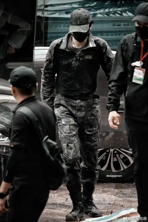 刘耀文迷彩服造型