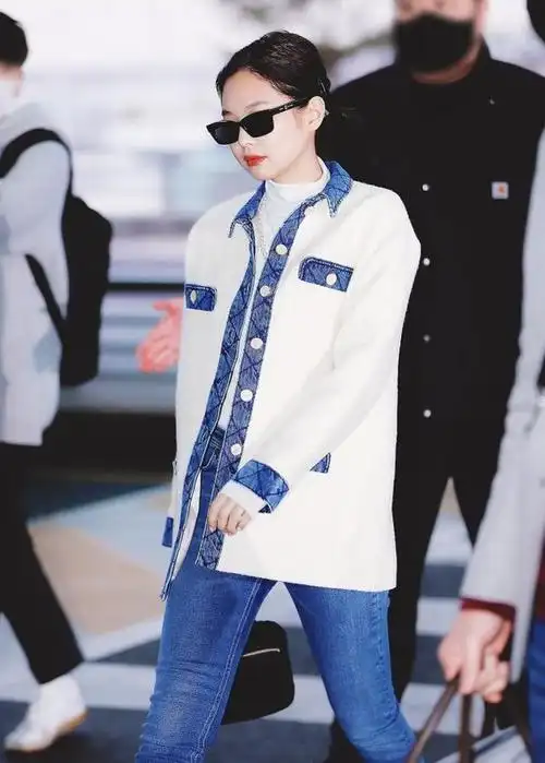 jennie上演"拽姐"出街:小香外套配牛仔裤,帅酷美丽!