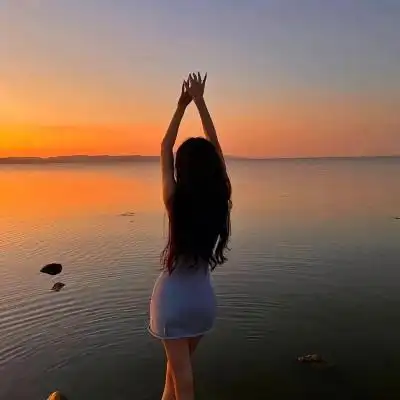 女生海边背影头像唯美 高清漂亮女人看海的背影图片头像_女生头像_头