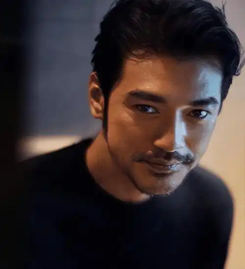 6位留长发却不娘的男星,个个五官硬朗,野性又帅气