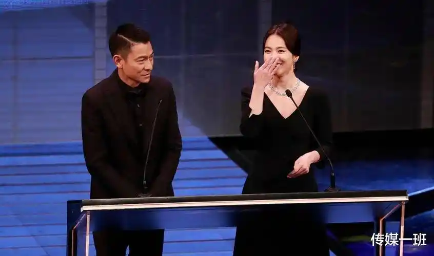 宋慧乔罕见晒照,牵狗散步,清新打扮似少女_浪漫满屋_时代_玄彬