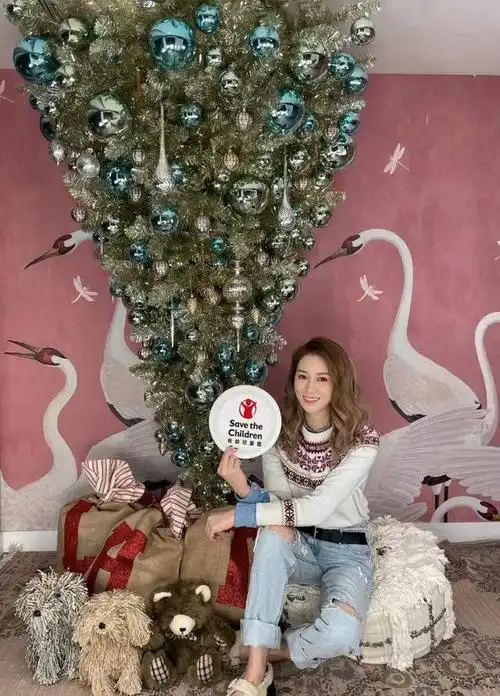 徐子淇还晒出一张近照,照片中的她,身穿白色印花针织上衣搭配破洞牛仔