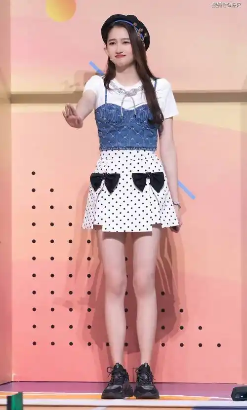 关晓彤参加节目短裙贝雷帽俏皮可爱