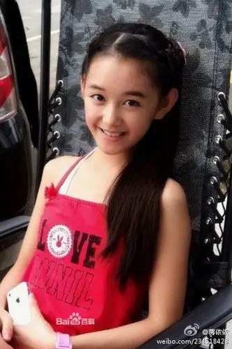 蒋依依的额头斜辫子怎么扎