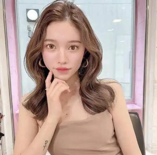 夏季必染发色显白又减龄蜜茶棕色2020年最火发色茶色系列蜜茶棕