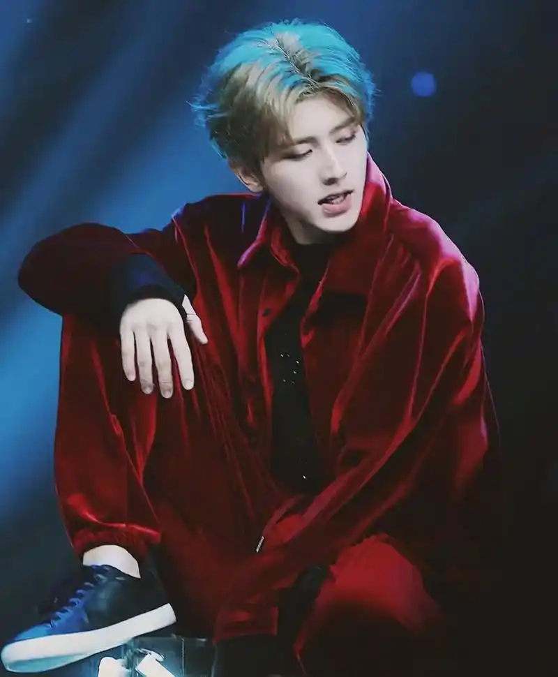 红衣蔡徐坤!戳我心窝啊!#蔡徐坤 #高级感 #ik - 抖音