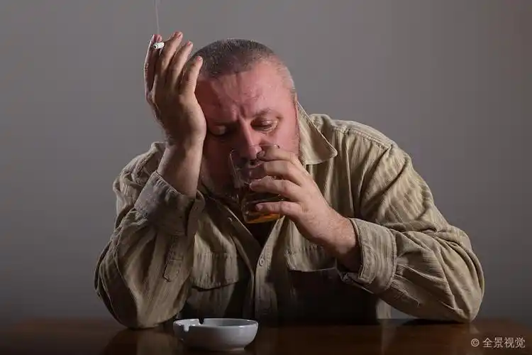 头像_孤单_绝望_男人_喝_酒_吸烟_香烟_高清图片_全景视觉