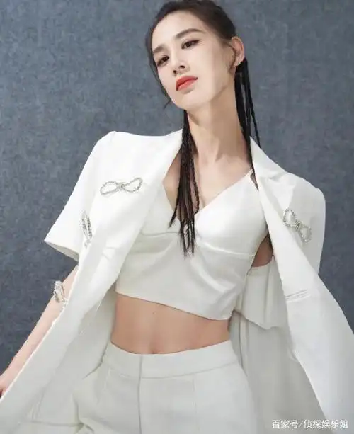 黄圣依晒健身照秀一字马,38岁身材纤瘦柔韧好,不像俩娃妈妈