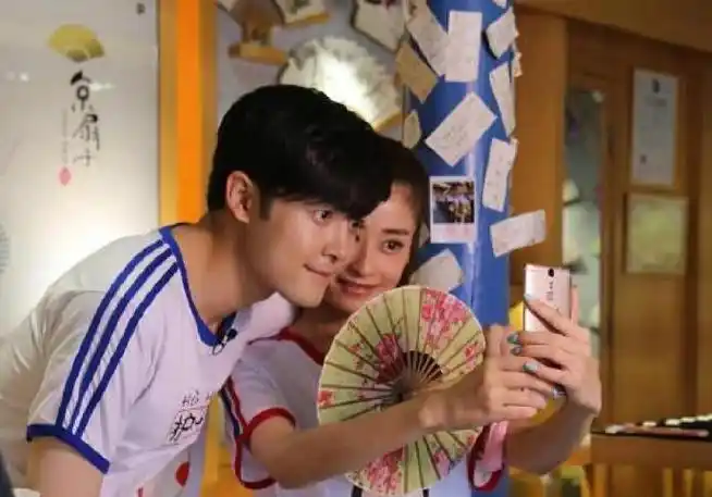 付辛博颖儿车窗吻