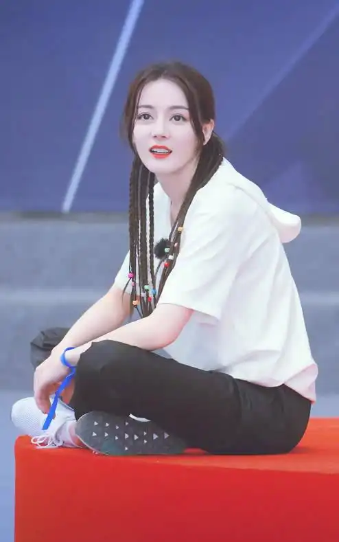 原创迪丽热巴综艺新造型 双马尾编发扎多根小辫子 不愧是百变女郎