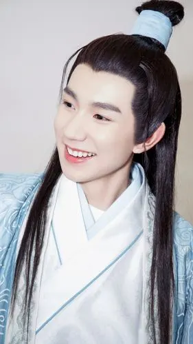 王源古装造型,眼中星光闪耀,每一个瞬间都帅气极了.