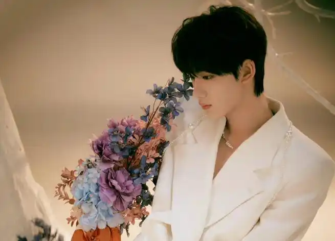 丁程鑫白色西装大片