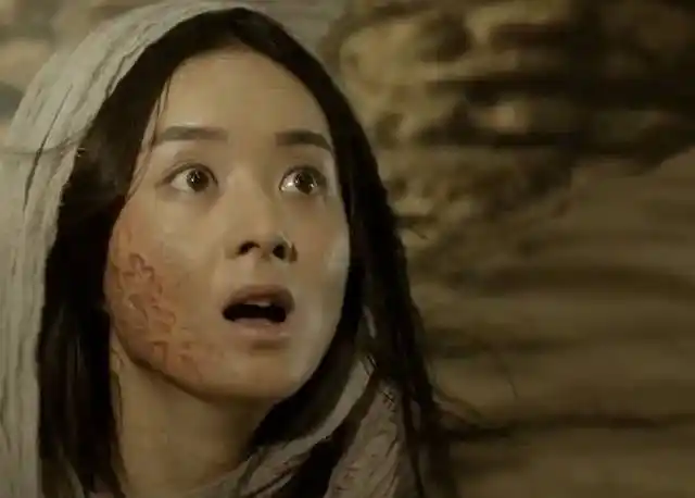 花千骨拿着宫铃,痛哭白子画把她流放到蛮荒之地,没想到引来那群恶人抢