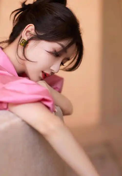 毛晓彤初夏写真集,粉色衬衫搭配橙色裙子,可盐可甜,清凉又柔软_姐姐