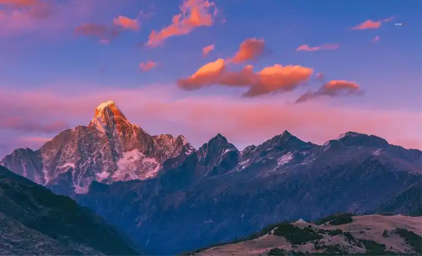 傍晚,夕阳最后的阳光照耀在幺妹峰上(从右至左一字排开的"蜀山之后"四
