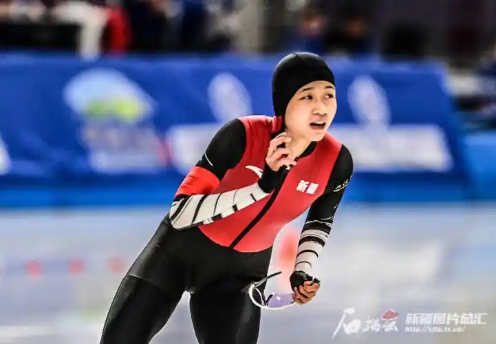 "十四冬"速滑赛 新疆半日集齐"金银铜"_比赛_王莹莹_选手