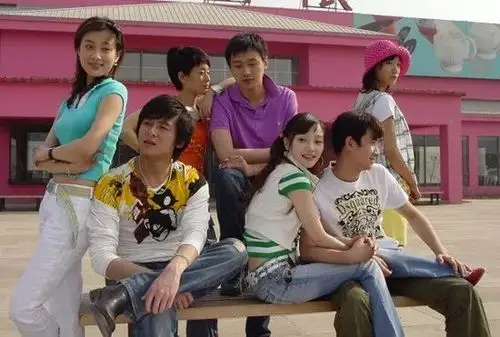 上一次流行穿polo衫,还要追溯到2007年火遍全国的电视剧《奋斗》哈哈.