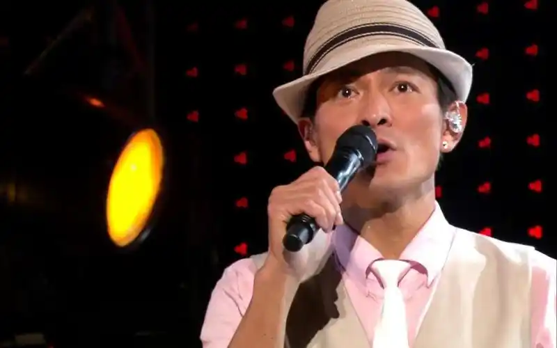 刘德华演唱会激情火爆,一票难求,可她却无视华仔现场直接睡觉