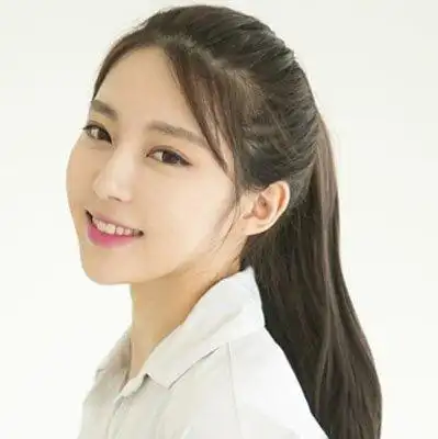 刘海是中分的在两旁,白色的衬衫搭配着这款马尾辫,很有学校学生的青春