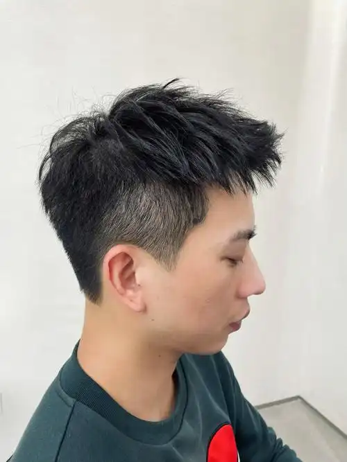 男生超好看短发前刺发型