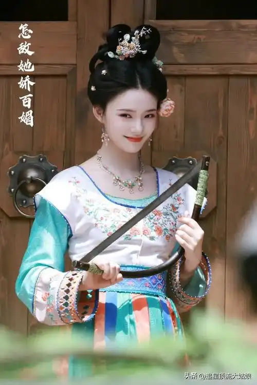 值得一提的是,这一次的女配角赵晴人气和流量都不错,虽然之前因为《为