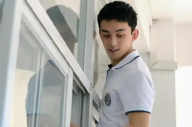 吴磊这组皂片,朝气阳光的高中生,满满都是青春的气息,穿校服的三石