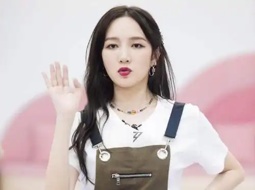 孟佳被曝街头吸烟,公众场合"吞云吐雾"引起争议,事业再遭打击