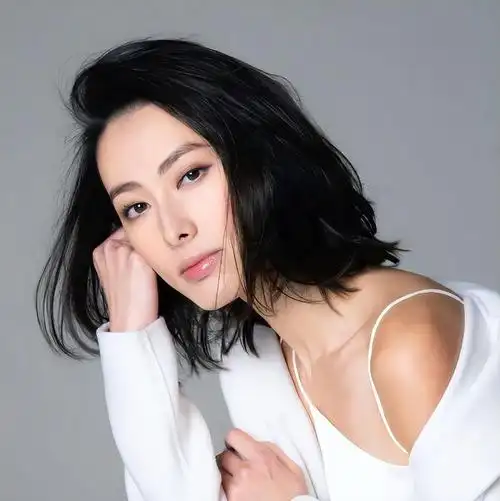 回顾梁洛施22岁生三胎与李泽楷分手11年独自带娃成人生赢家