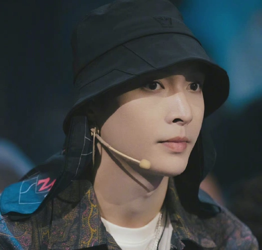 张艺兴街舞4,卫衣夹克渔夫帽,酷飒有型