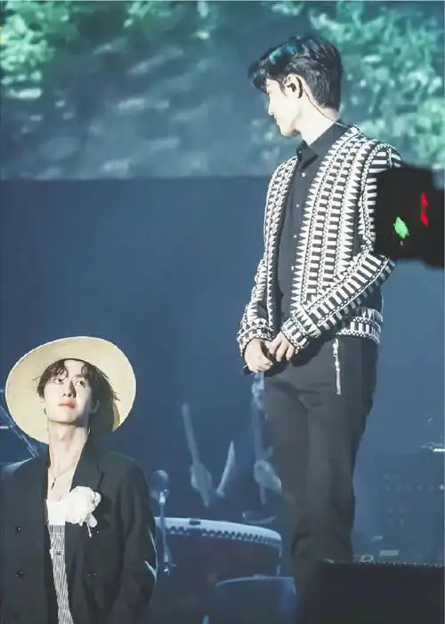 那次演唱会所有人都准备了两套衣服,唯独王一博准备了三套, 他不等