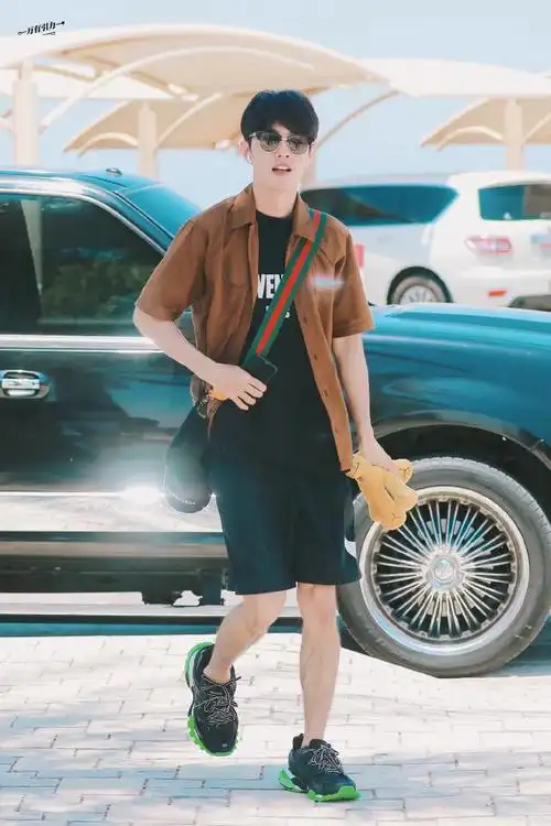 肖战阿布扎比饭拍分享 清爽阳光的夏日少年