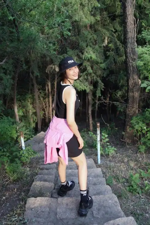 高圆圆晒爬山随拍美照穿运动装灿笑状态好