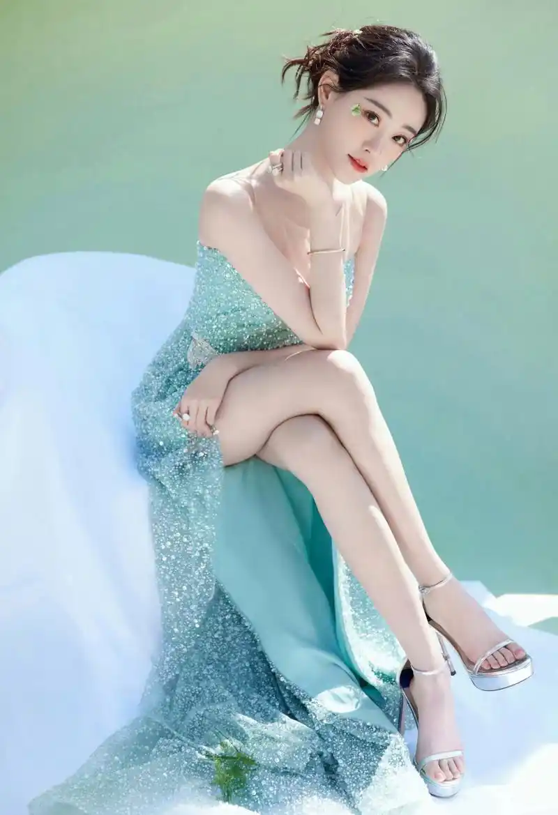 演员祝绪丹凉鞋美脚照,2019年,祝绪丹主演的古装武侠剧《倚天屠龙记》