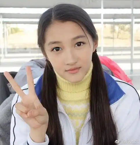 关晓彤 双马尾造型少女感十足.小时候的双马尾造型也是非常可爱